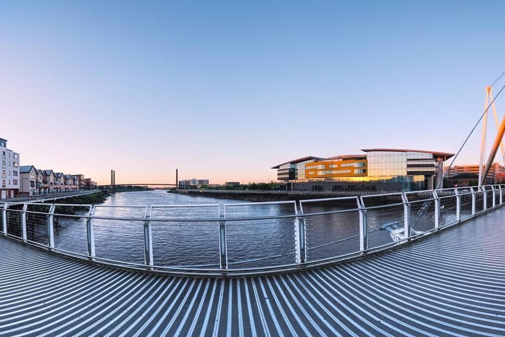 Luxury Riverfront Apartment Newport  Eksteriør billede