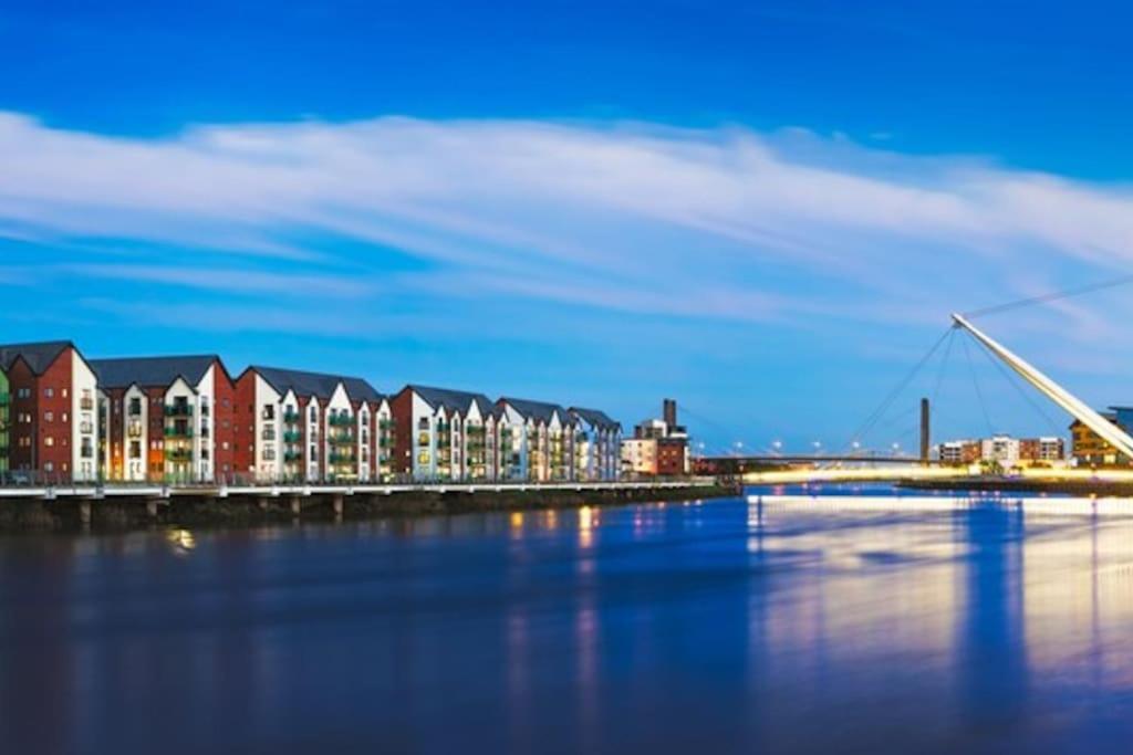 Luxury Riverfront Apartment Newport  Eksteriør billede