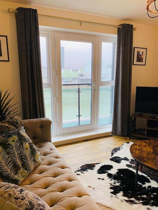 Luxury Riverfront Apartment Newport  Eksteriør billede