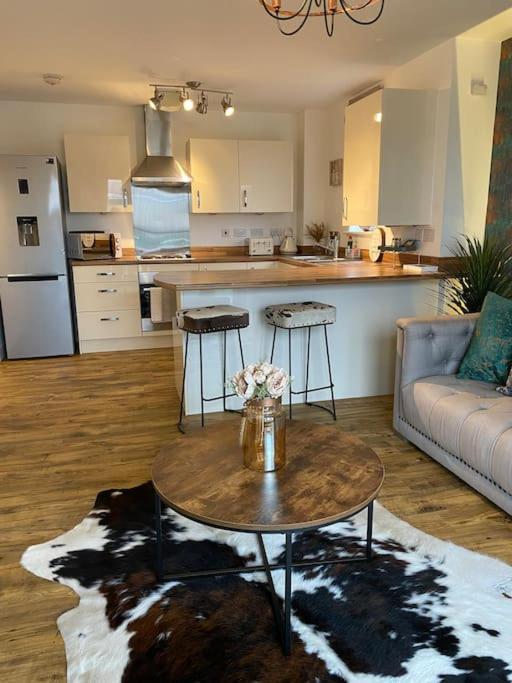 Luxury Riverfront Apartment Newport  Eksteriør billede
