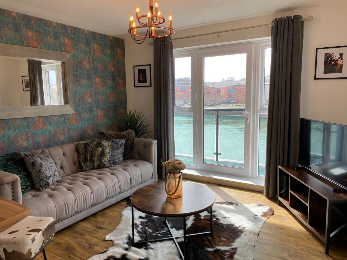 Luxury Riverfront Apartment Newport  Eksteriør billede